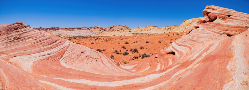 Sunny view of the Firewave of Valley of Fire State Park © Kit Leong