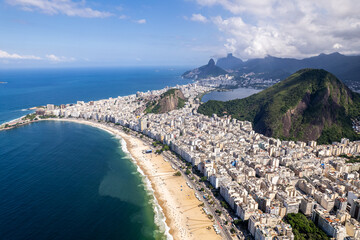 Copacabanastrand, Rio de Janeiro, Brazilië. Zomer reisbestemmingen. Luchtfoto.