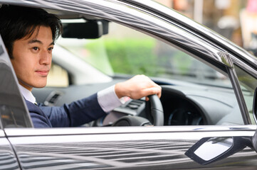 車を運転する男性　ビジネスマン