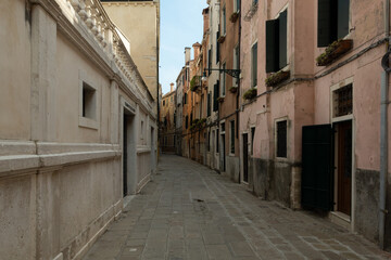 Fototapeta na wymiar alleys without tourists in venice