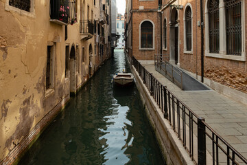 alleys without tourists in venice