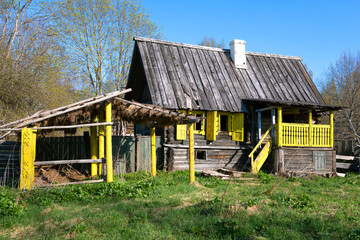 Abandoned wooden house on a sunny March day. Pskov region, Russia - obrazy, fototapety, plakaty