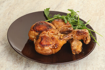 Roasted chicken leg with rucola
