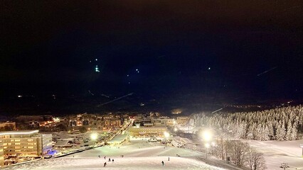 Fototapeta premium ライトアップされたナイター時間のニセコヒラフスキー場と俱知安の夜の街並み