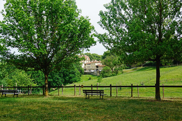 Banc dans le parc du Domaine Lacroix-Laval avec vues du château, commune de Marcy l'Étoile, Auvergne-Rhône-Alpes, France