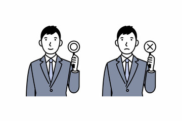 まるばつ札を持ったスーツの男性