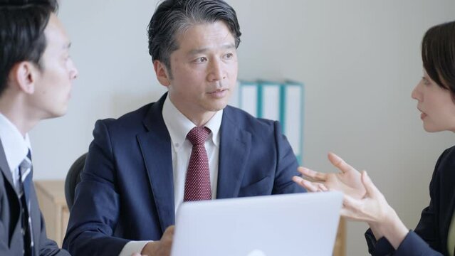 会議をするビジネスマンたち（ビジネス・打ち合わせ・ミーティング）