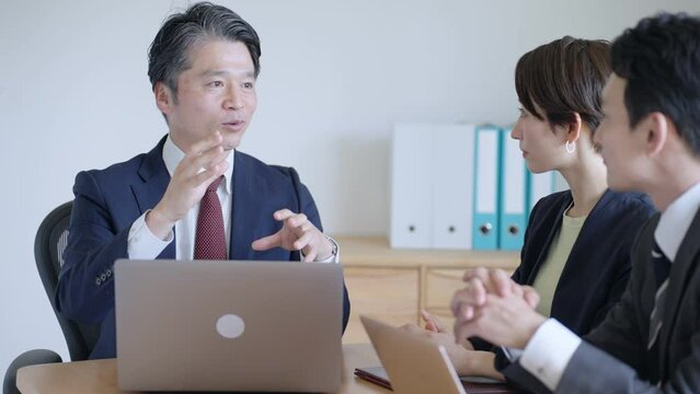 会議をするビジネスマンたち（ビジネス・打ち合わせ・ミーティング）