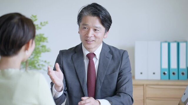 営業するビジネスマン