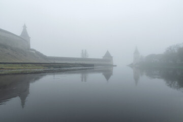 Obraz premium Pskov Kremlin and Trinity Cathedral in fog
