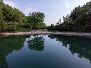 Fototapeta premium Immagine di uno dei due laghi di Percile, in provincia di Roma, sui monti Lucretili. La caratteristica di tali bacini è di somigliare a dei laghetti alpini
