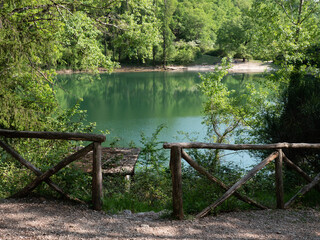 Fototapeta na wymiar Immagine di uno dei due laghi di Percile, in provincia di Roma, sui monti Lucretili. La caratteristica di tali bacini è di somigliare a dei laghetti alpini