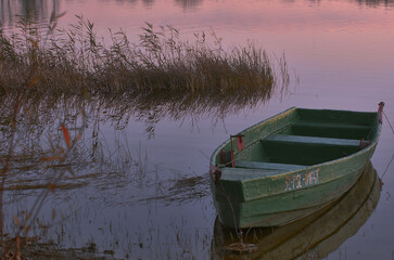 łódź na jeziorze o zachodzie słońca - obrazy, fototapety, plakaty