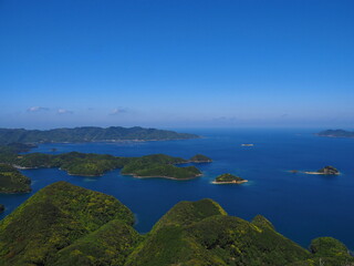 Fototapeta na wymiar 対馬金田城頂上から見た浅茅湾の島々