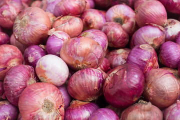 red onions on market