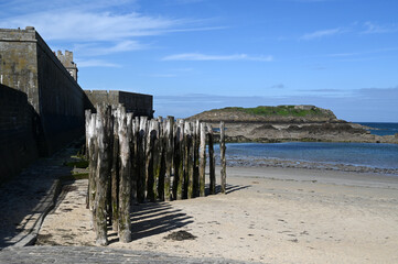 Brise-lames devant les remparts de Saint-Malo