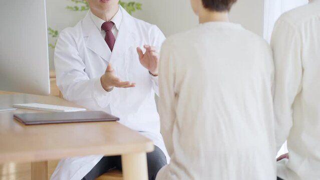 患者を診察する医者（医療・病院）
