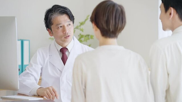 患者を診察する医者（医療・病院）