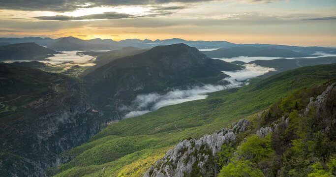 Dissipation des nuages au dessus des Gorges du Verdon dans le sud de la France