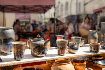 Porzellan auf dem Straßenmarkt