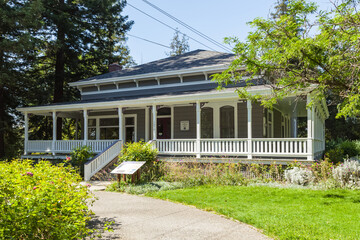 Obraz premium Small Victorian house at San Jose history Museum