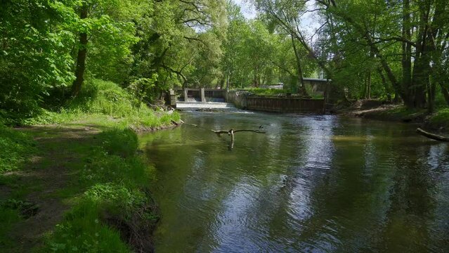 Zapora wodna na rzece, widok krajobrazu i wody
