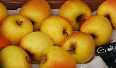 Pommes golden présentées pour la vente sur un étal de marché