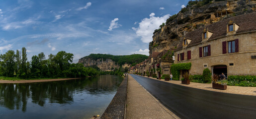 Fototapeta premium view of the historic village of La Roque-Gageac with the Dordogne River and cliffside houses