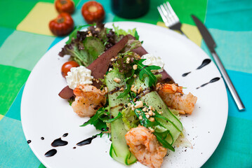 Green salad with pear (drunken pear, pear in wine) and shrimp in yogurt sauce, sprinkled with pine nuts