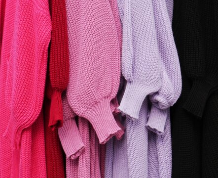 Pulls ou robes en laine tricotée sur un présentoir