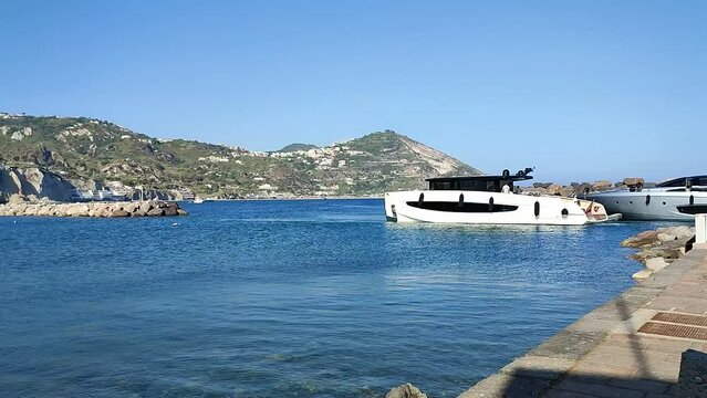 Ischia - Yacht in attracco al porto di Sant'Angelo