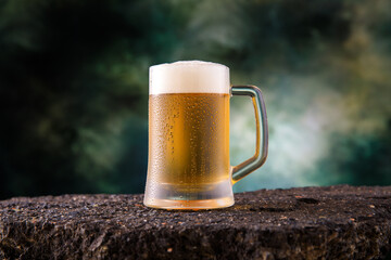 Eiskaltes Bier im Glas mit Schaum und Wassertropfen