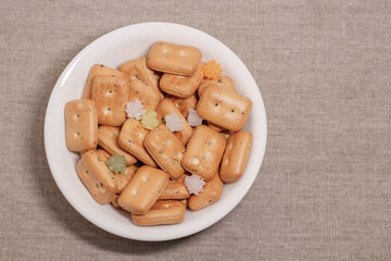 木のテーブルの上に置かれた乾パン