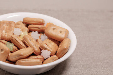 木のテーブルの上に置かれた乾パン