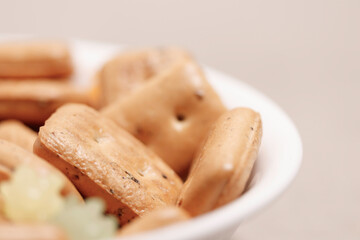 木のテーブルの上に置かれた乾パン