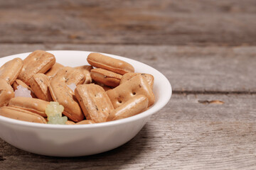 木のテーブルの上に置かれた乾パン