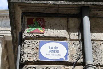 Plaque de rue en forme de bulle de bande dessinée, ville de Angouleme, département de la Charente, France