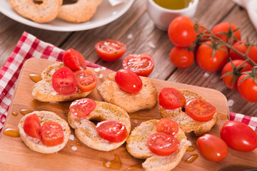 Friselle with cherry tomatoes and salt.