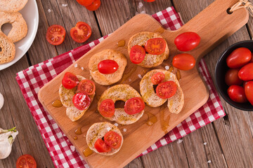 Friselle with cherry tomatoes and salt.