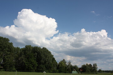 Blauer Himmel mit Wolkenbildung über einen Wald in Lippetal Büninghausen