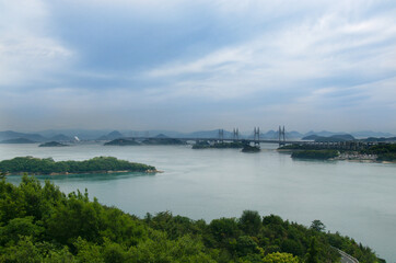Naklejka premium 瀬戸内海と瀬戸大橋。 岡山県倉敷市児島レストハウス。