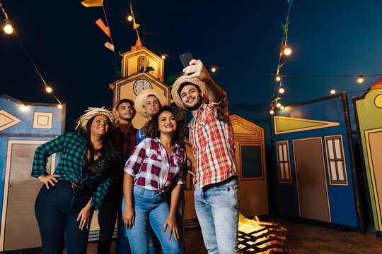 Festa Junina No Brasil. Grupo De Amigos Fazendo Selfie No Arraial De Festa Junina.