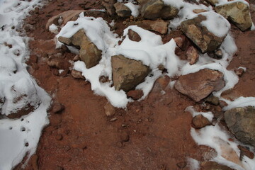 那須岳の残雪と赤い岩と土