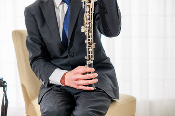 オーボエを持つ男性の手