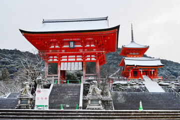 京都市の世界遺産清水寺 仁王門の雪景色