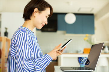 自宅で仕事をする女性