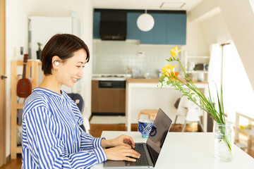 自宅で仕事をする女性