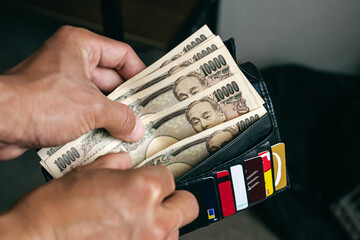 counting yen from the wallet - obrazy, fototapety, plakaty