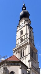 Fototapeta na wymiar Turm der Stadtpfarrkirche St. Stephan in Braunau am Inn