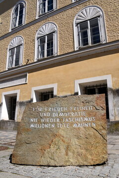 Mahnmal vor dem Geburtshaus von Adolf Hitler 